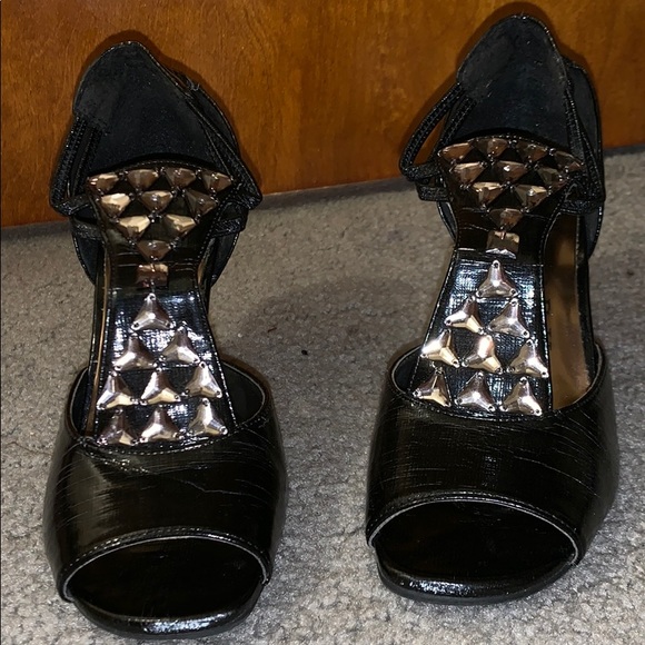 Heels - Picture 2 of 3